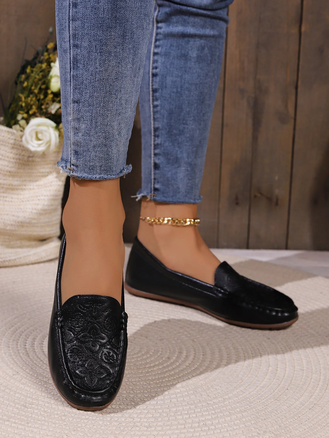 Women's casual single shoes are trendy and versatile, with flat bottoms and one foot loafers for comfortable Mary Jane shoes