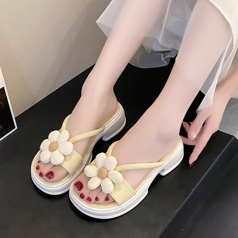 Women's Sweet and Fashionable Casual Slippers 2024 New Vacation Beach Sandals Thick Sole Slippers