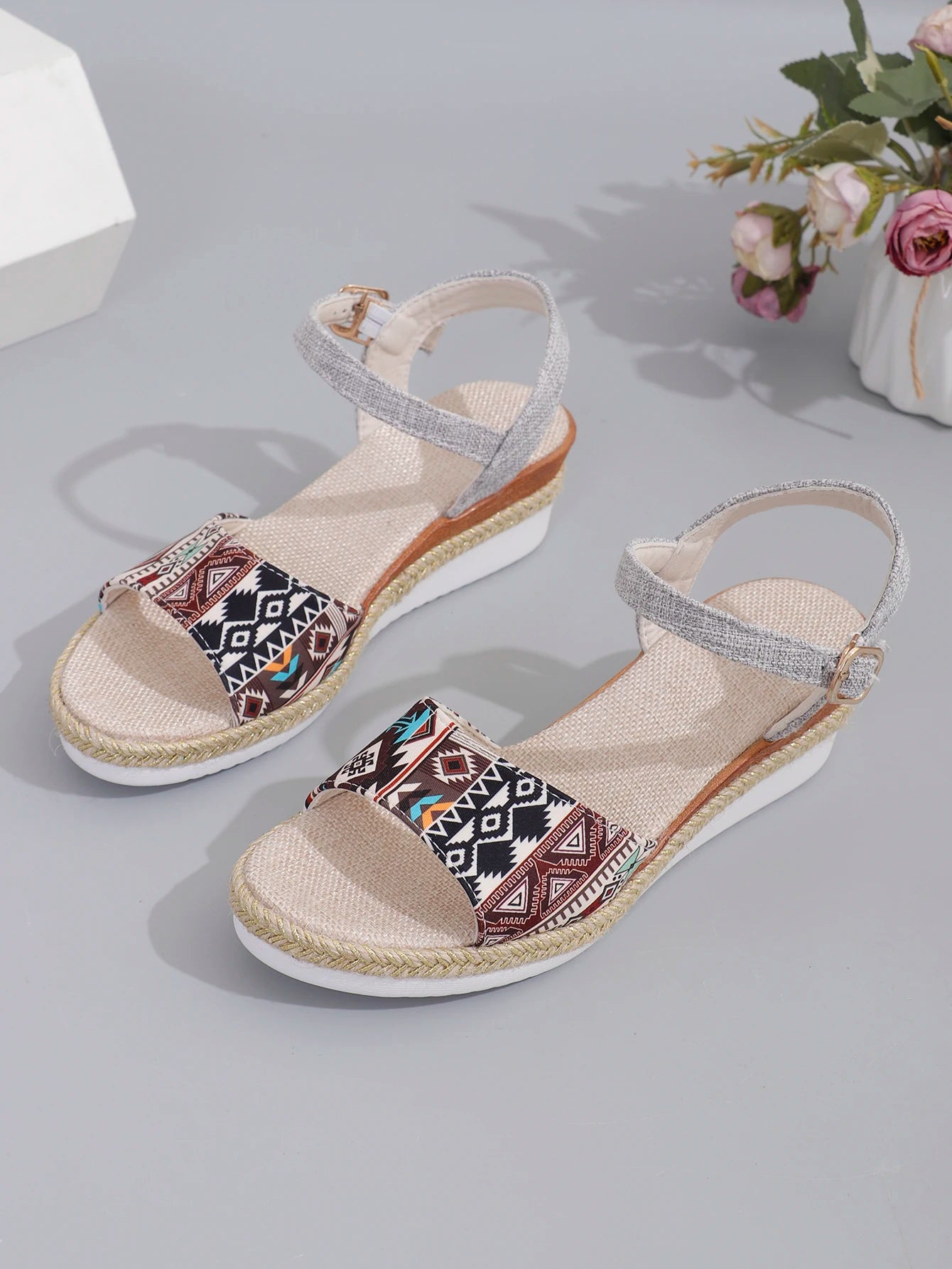 Slope heel thick sole sandals for women's summer 2024 new fashionable and versatile trendy internet famous Roman shoes