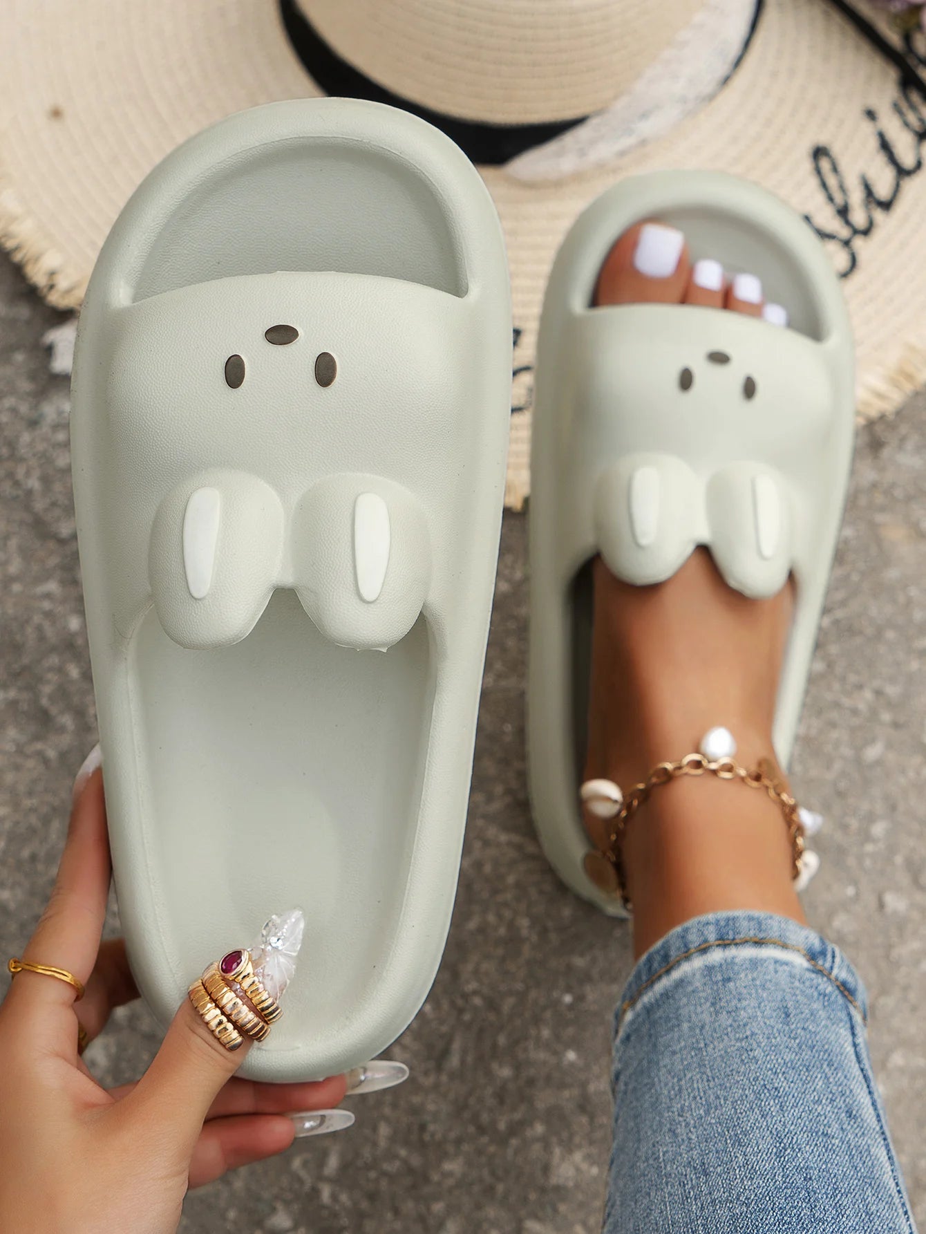 New Women's Cute Slippers Fashionable and Versatile Home Slippers Bathroom Sandals