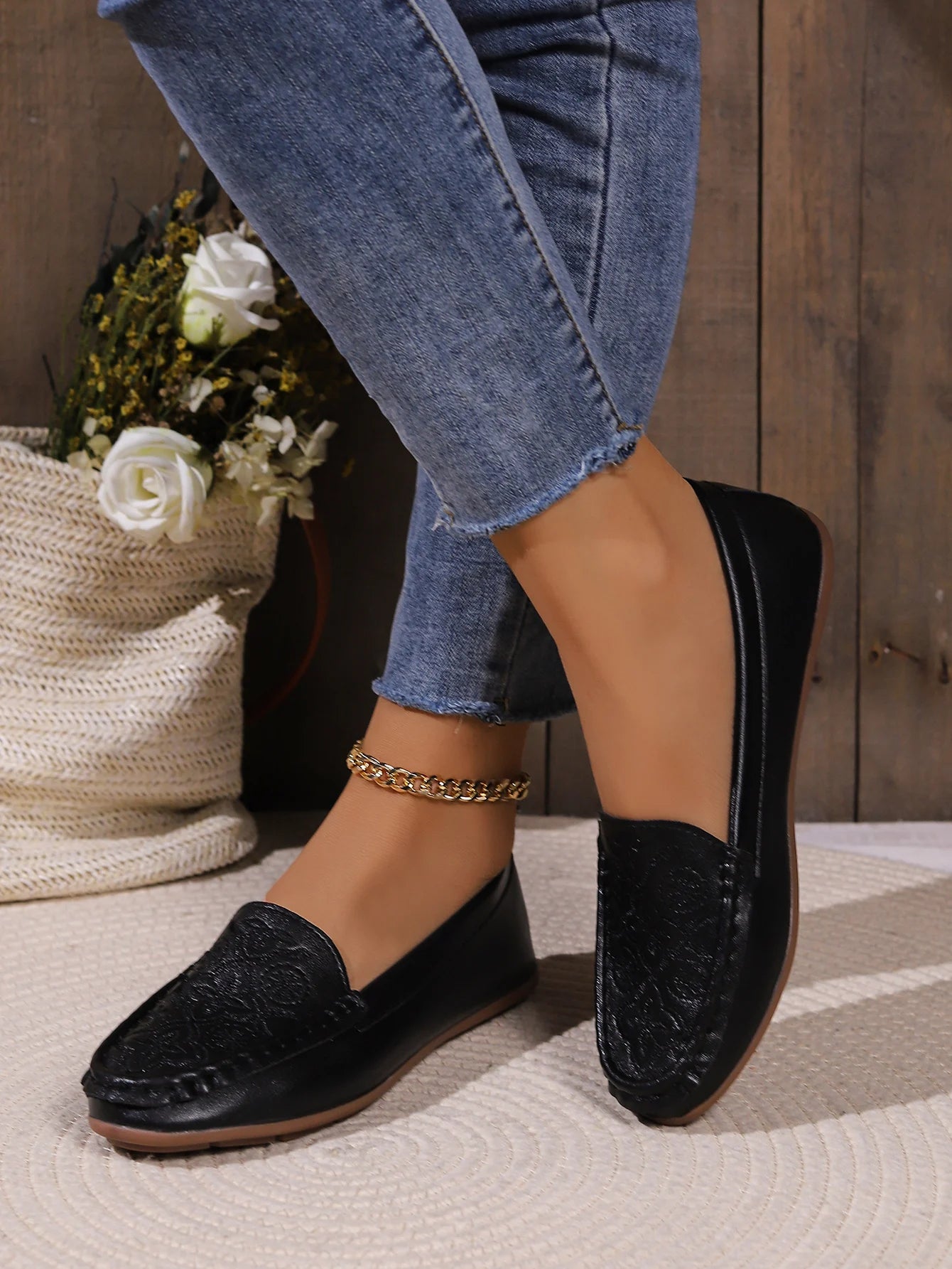 Women's casual single shoes are trendy and versatile, with flat bottoms and one foot loafers for comfortable Mary Jane shoes