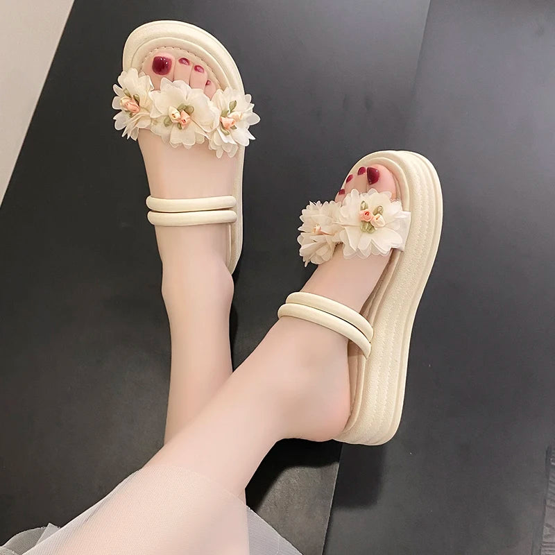 Women's Sweet and Fashionable Casual Slippers 2024 New Vacation Beach Sandals Thick Sole Slippers