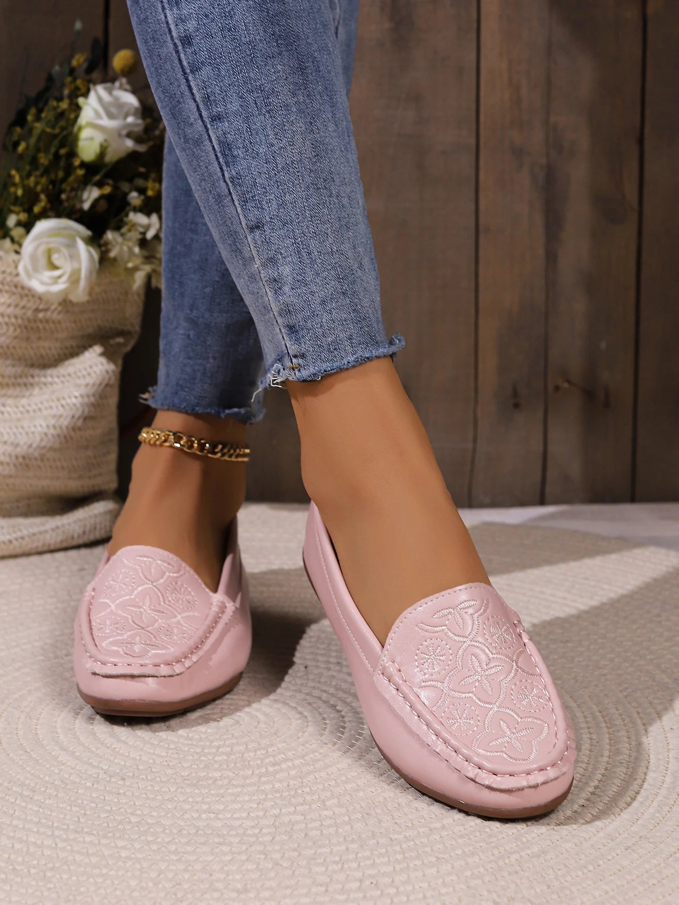 Women's casual single shoes are trendy and versatile, with flat bottoms and one foot loafers for comfortable Mary Jane shoes