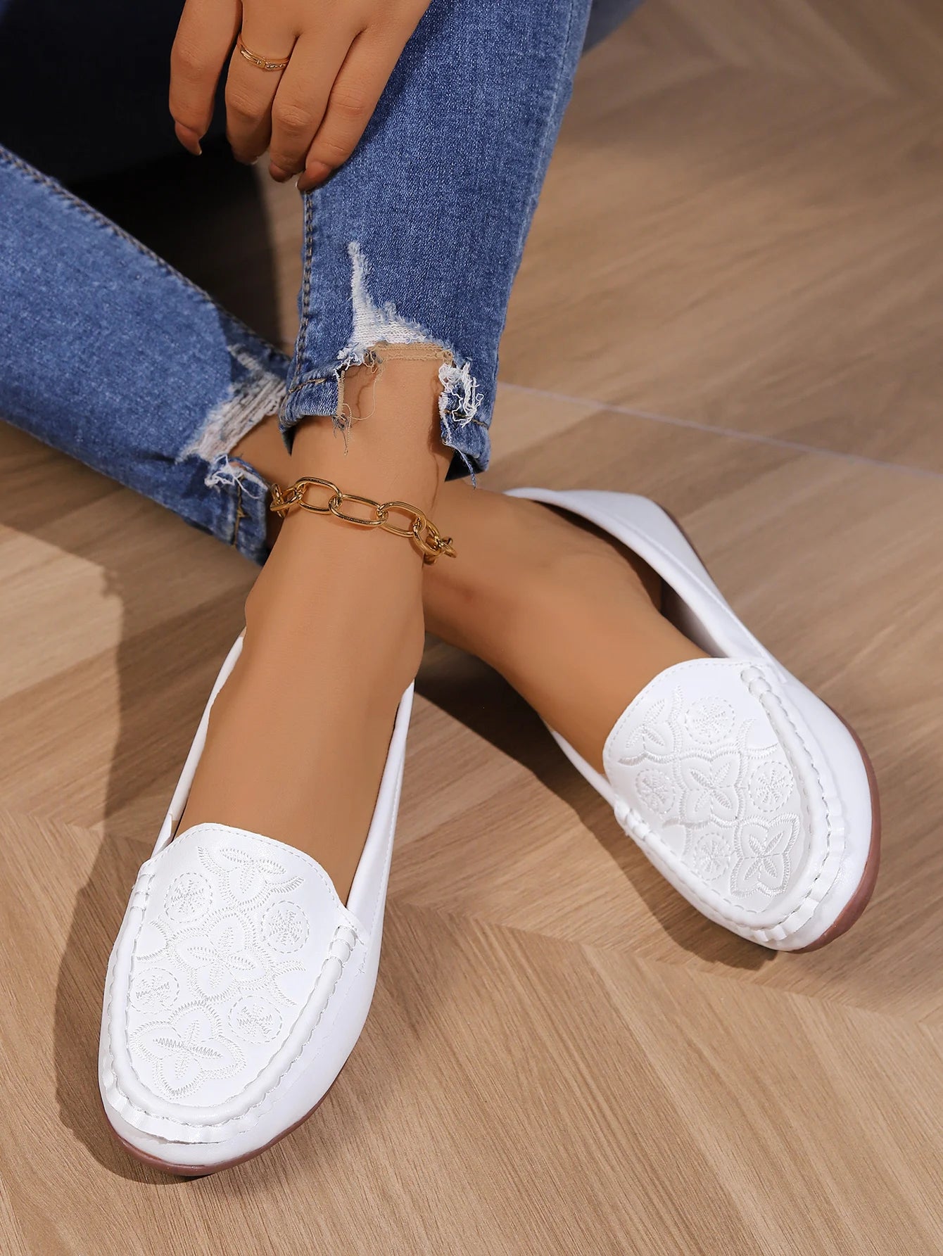 Women's casual single shoes are trendy and versatile, with flat bottoms and one foot loafers for comfortable Mary Jane shoes