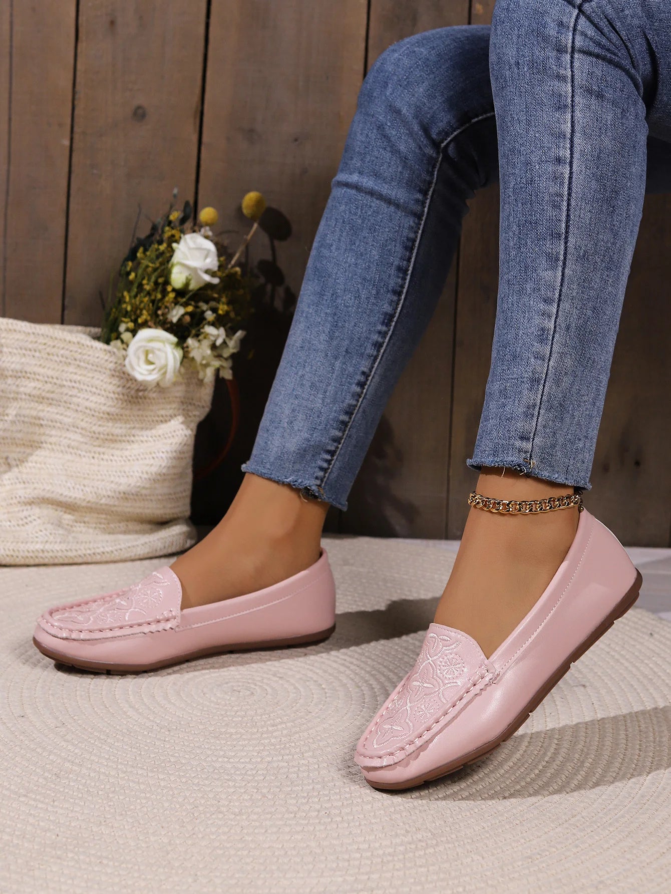 Women's casual single shoes are trendy and versatile, with flat bottoms and one foot loafers for comfortable Mary Jane shoes