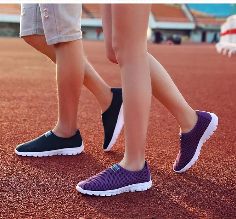 Couples summer Breathable net outdoor non-slip light walking casual walking shoes Walking men and women can be large size