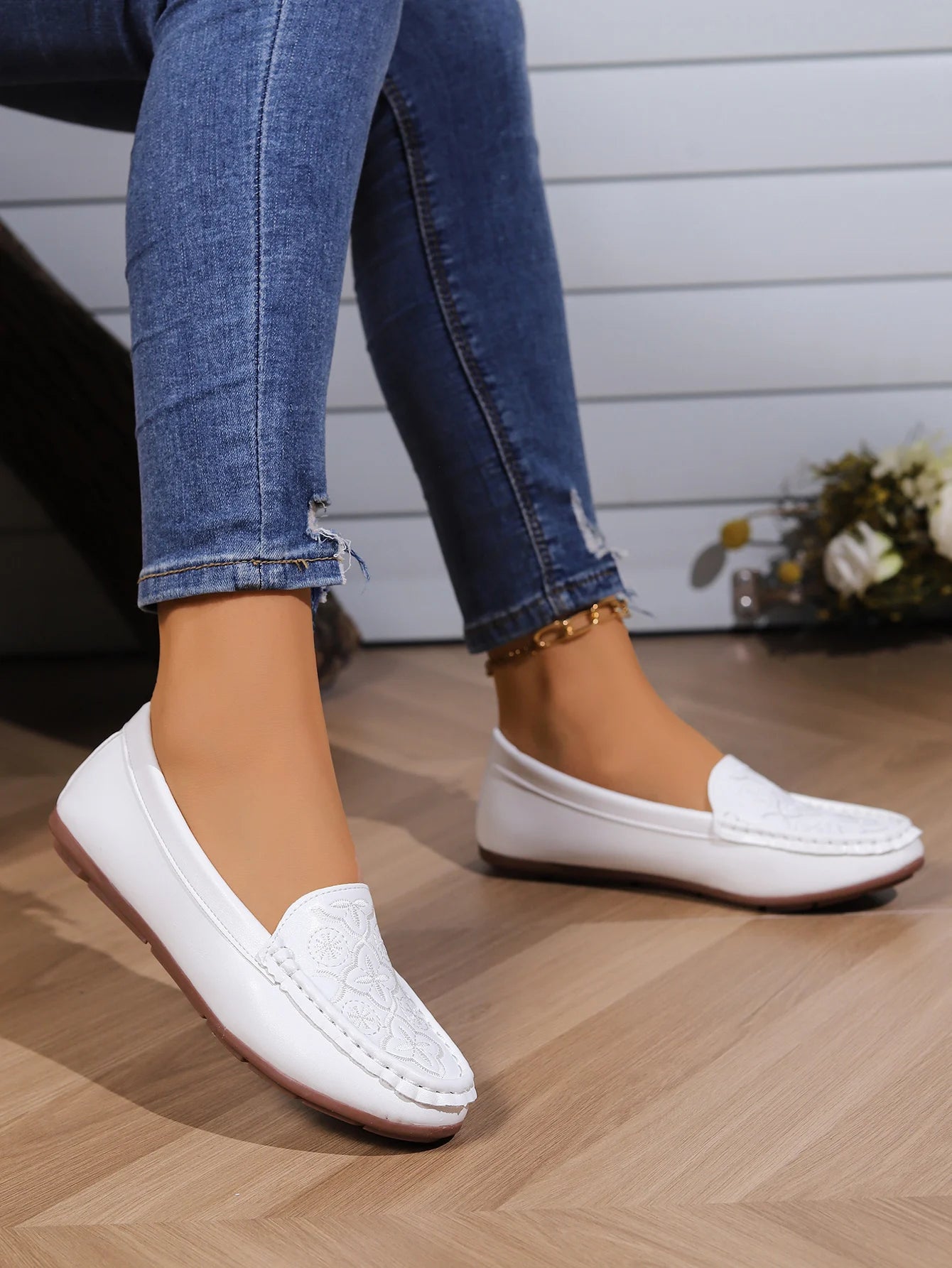 Women's casual single shoes are trendy and versatile, with flat bottoms and one foot loafers for comfortable Mary Jane shoes