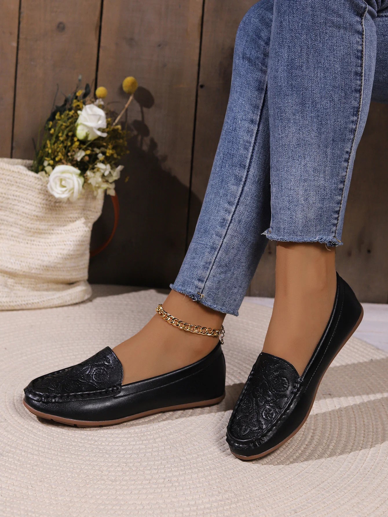 Women's casual single shoes are trendy and versatile, with flat bottoms and one foot loafers for comfortable Mary Jane shoes