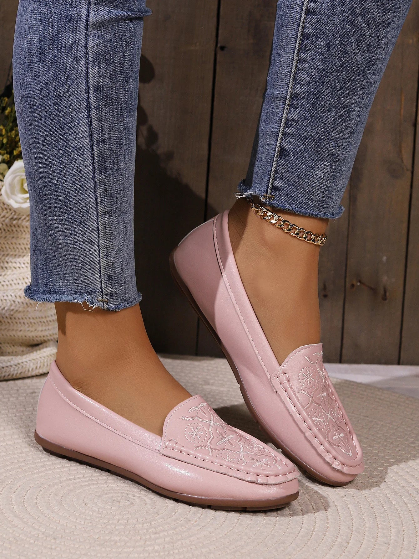 Women's casual single shoes are trendy and versatile, with flat bottoms and one foot loafers for comfortable Mary Jane shoes