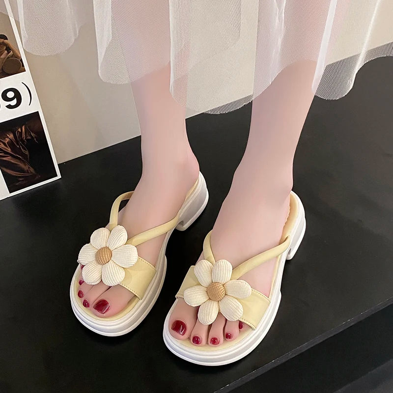 Women's Sweet and Fashionable Casual Slippers 2024 New Vacation Beach Sandals Thick Sole Slippers