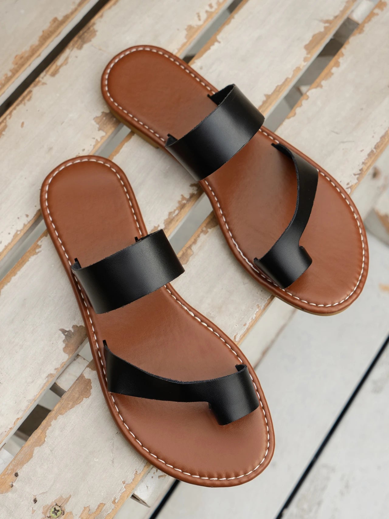 Women's casual sandals with flat bottomed flip flops