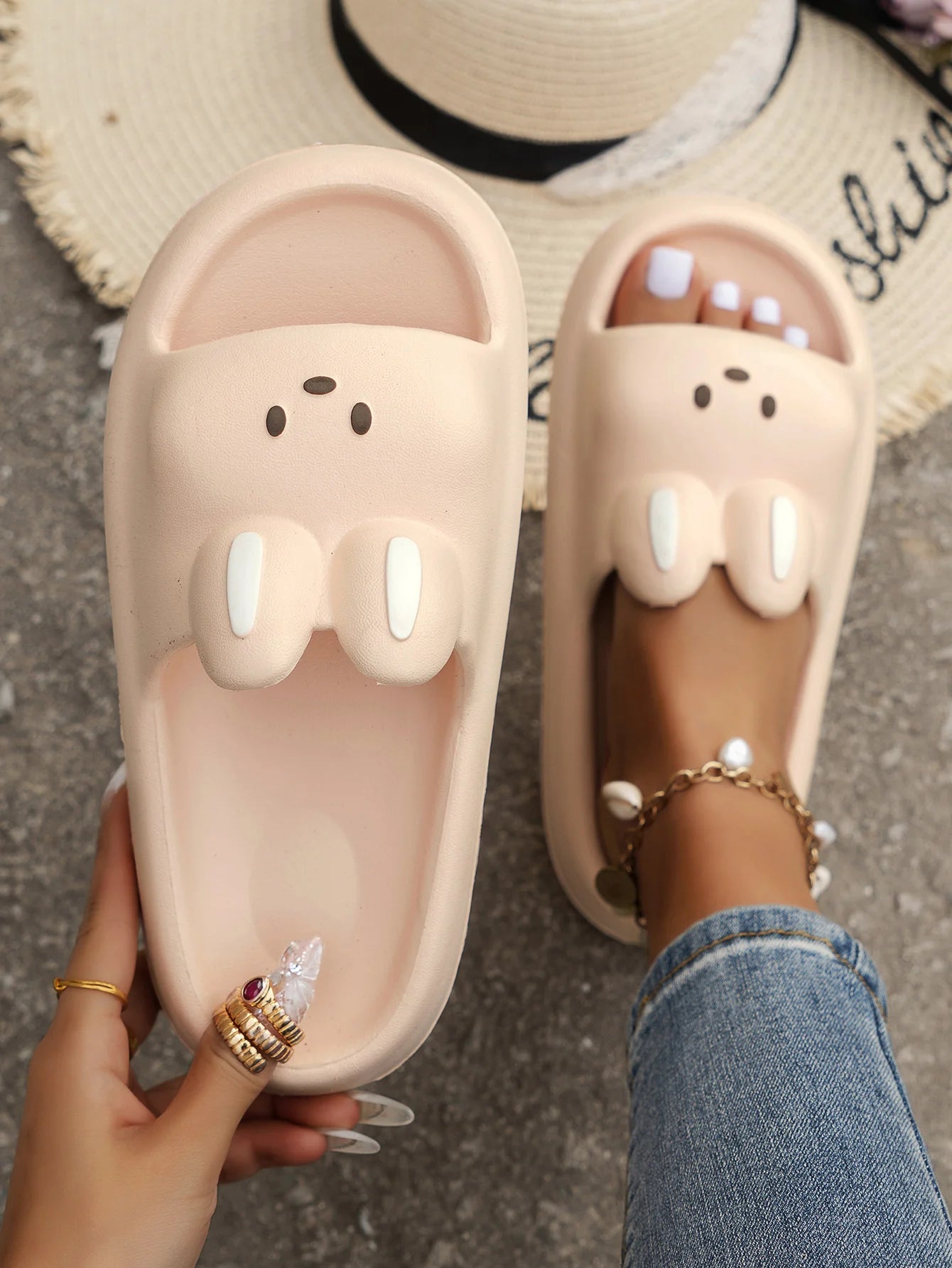 New Women's Cute Slippers Fashionable and Versatile Home Slippers Bathroom Sandals