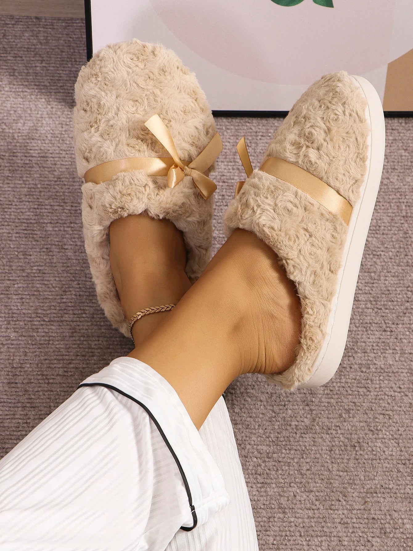 Women's new cute fur slippers, comfortable and warm cotton shoes for home use