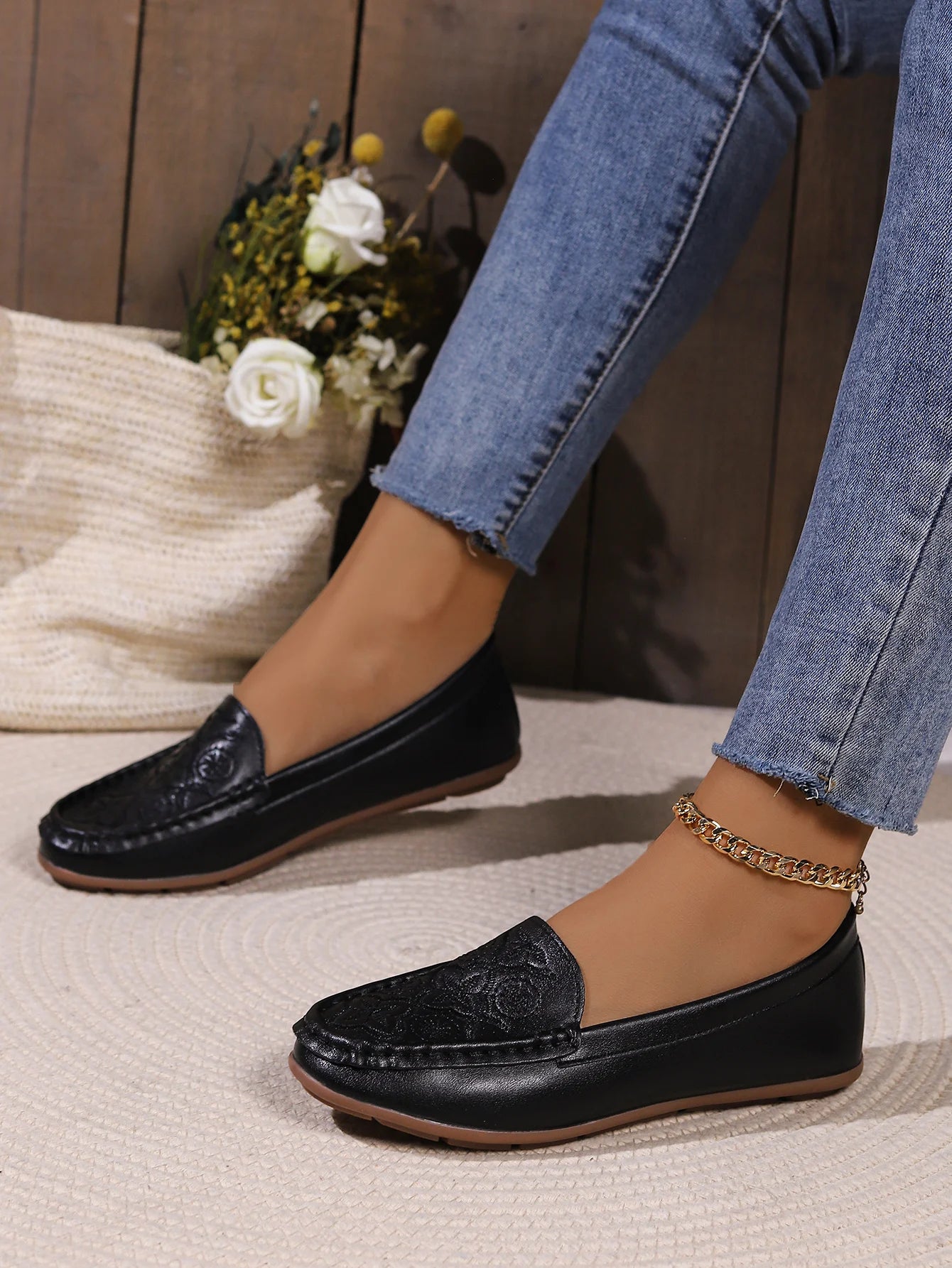 Women's casual single shoes are trendy and versatile, with flat bottoms and one foot loafers for comfortable Mary Jane shoes