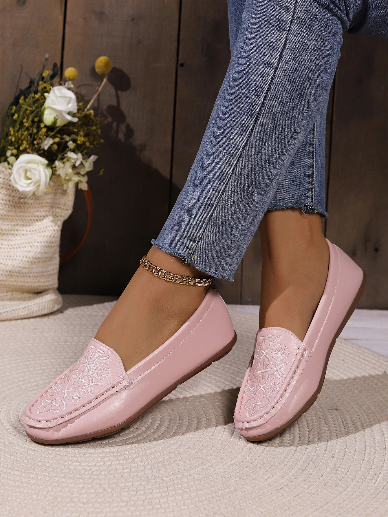 Women's casual single shoes are trendy and versatile, with flat bottoms and one foot loafers for comfortable Mary Jane shoes