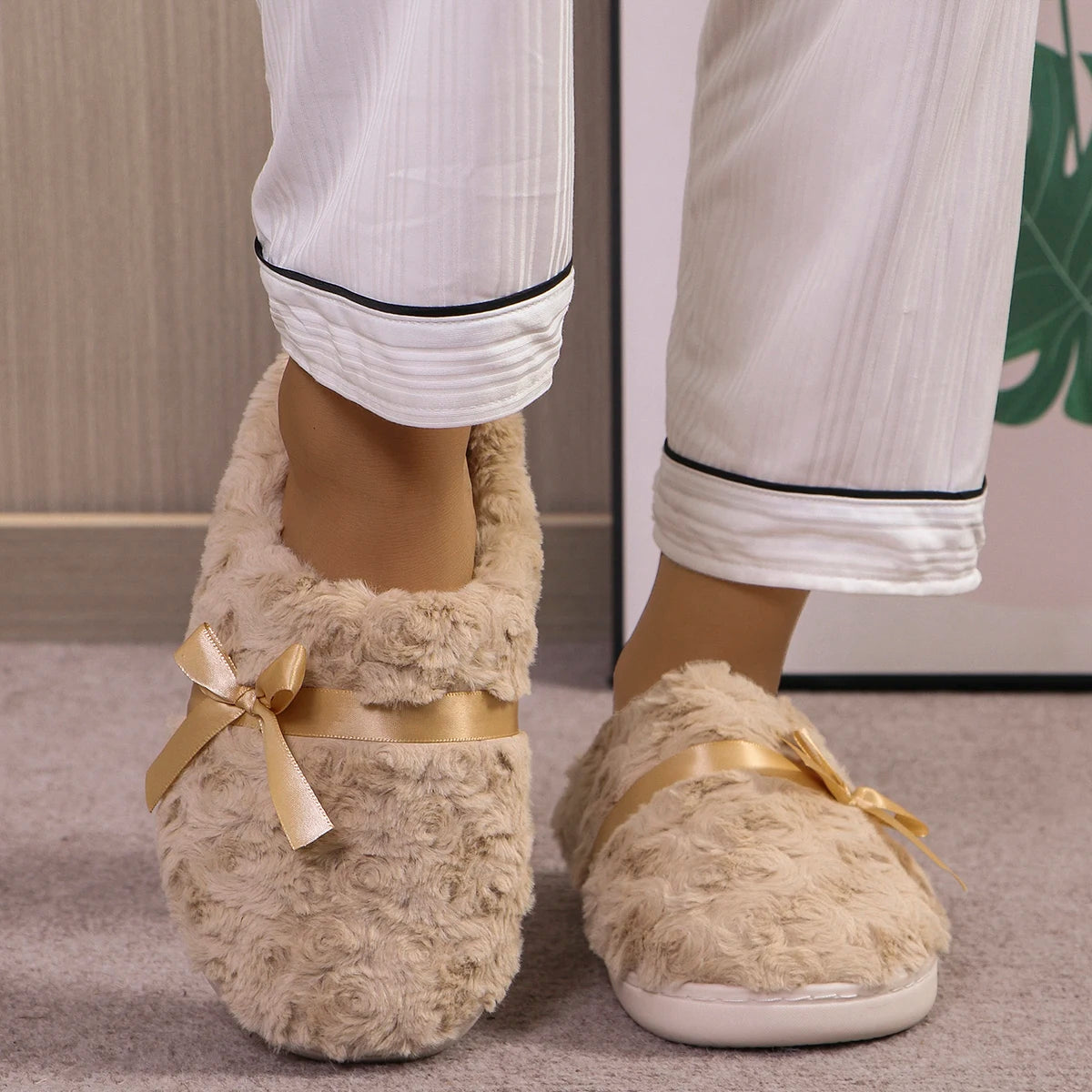 Women's new cute fur slippers, comfortable and warm cotton shoes for home use