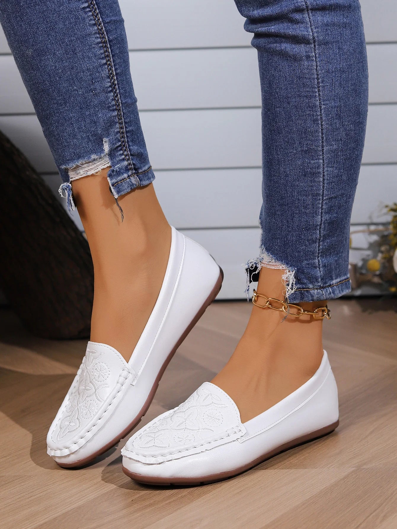 Women's casual single shoes are trendy and versatile, with flat bottoms and one foot loafers for comfortable Mary Jane shoes