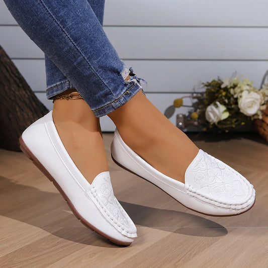 Women's casual single shoes are trendy and versatile, with flat bottoms and one foot loafers for comfortable Mary Jane shoes