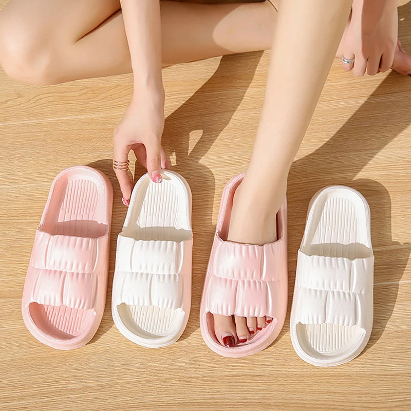 Cute Home Slippers Cloud Woman Bear Summer Beach Slides Indoor Soft Sole Anti slip Eva Sandals Women's Herringbone Slippers Show