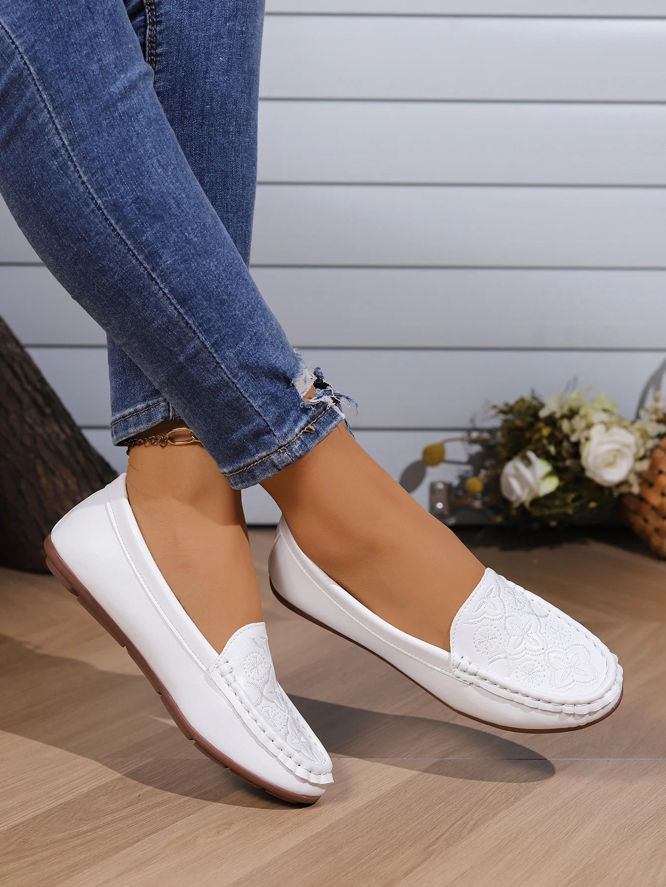 Women's casual single shoes are trendy and versatile, with flat bottoms and one foot loafers for comfortable Mary Jane shoes