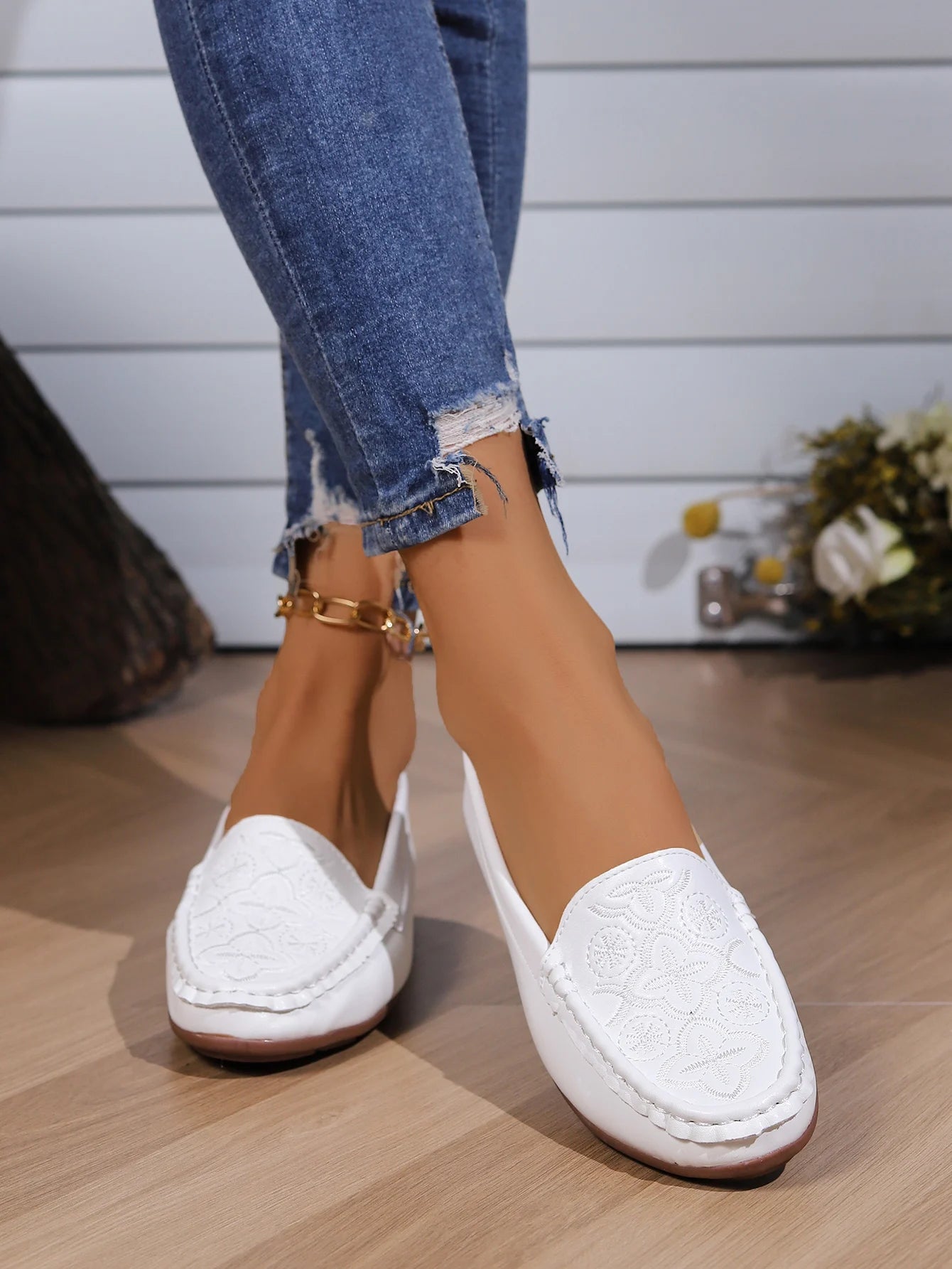 Women's casual single shoes are trendy and versatile, with flat bottoms and one foot loafers for comfortable Mary Jane shoes