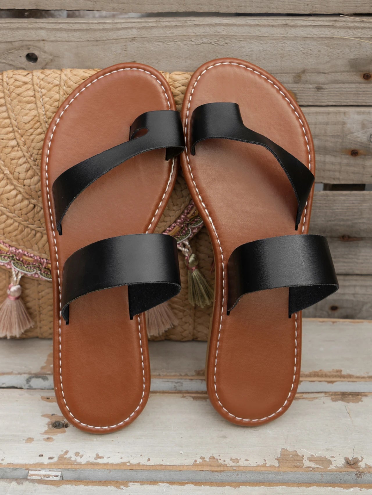 Women's casual sandals with flat bottomed flip flops